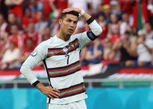 Cristiano Ronaldo Singkirkan Botol Coca-Cola, Padahal Dulu Pernah Jadi Bintang Iklan