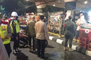 Petugas Gabungan Tes Covid-19 di Terminal Kampung Melayu, Warganet: Mangga Besar Pak