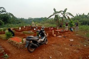 Viral Sampah APD Berserakan di TPU Pondok Rajeg, Begini Kata Camat Cibinong