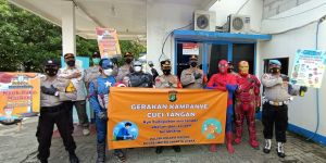Polisi Sebar Pahlawan Super di Jalan Raya untuk Awasi Prokes