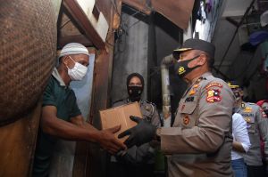 Polri Sebar 1.626 Paket Sembako di Tambora, Warga: Terima Kasih Sangat Membantu