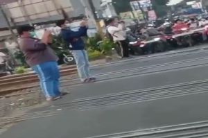 Aksi Berbahaya Remaja Videokan Kereta di Tengah Rel Bekasi, Warganet: Norak