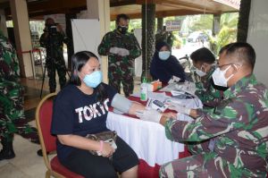 TNI AL Lakukan Vaksinasi Covid-19 untuk Ratusan Warga Ancol