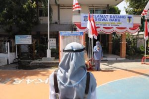 Covid-19 Mengganas, DPR Minta Pemerintah Tak Wajibkan Sekolah Tatap Muka