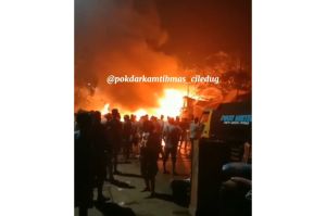 Si Jago Merah Mengamuk di Tangerang, 20 Lapak dan 2 Mobil Hangus Terbakar