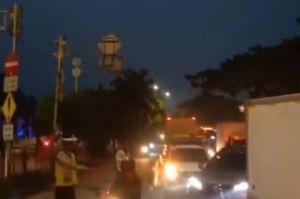 Hari Pertama Kerja Saat PPKM Darurat, TNI-Polri Putar Balik Kendaraan di Kalideres
