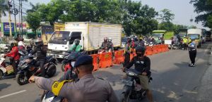 Penyekatan di Jalan Daan Mogot Perbatasan Jakarta-Tangerang Masih Diwarnai Kemacetan