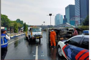 Pecah Ban, Mobil Pembawa Galon Isi Ulang Terbalik di Tol Dalam Kota