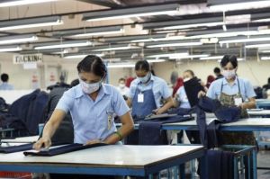 Nasib Buruh Pabrik di Saat Pandemi: Terjepit di Antara Pernyataan Luhut dan Agus Gumiwang