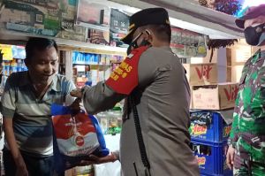 Serbuan Sembako dari Polisi Sasar Pedagang Nasi dan Ojol di Gambir