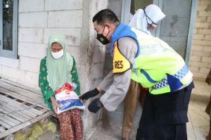 Warga Kurang Mampu dan Isoman COVID-19 di Kabupaten Tangerang Mulai Terima Bansos Beras 5 Kg