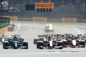 Diwarnai Kecelakaan, Lewis Hamilton Kuasai GP Inggris