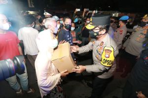Bagikan Paket Sembako, Kapolda Jatim Ajak Masyarakat Bersinergi Lawan Corona
