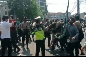 Polisi Tangkap Mahasiswa Pendemo PPKM di Tangsel, Beberapa Reaktif Corona