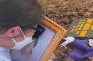 Sambil Peluk Foto Ibunda, Amanda Manopo Terus Menangis Terisak di Pemakaman