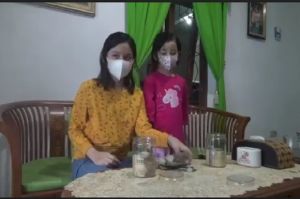 Demi Beli Tabung Oksigen yang Kian Langka, 2 Anak Gadis Ini Pecah Celengannya