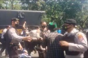 Demo PPKM di Kantor Bupati Tangerang, Belasan Aktivis HMI Diamankan dan Diswab