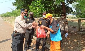 Gandeng Pendekar Banten, Polisi Bagikan Paket Sembako ke Pedagang hingga Pemulung