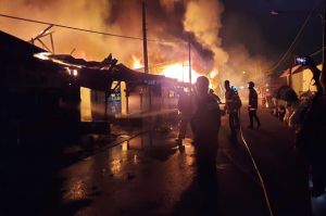 Kebakaran Landa Puluhan Kios Pedagang di Duren Jaya Bekasi