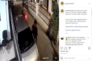 Mobil Parkir di Gang Sempit, Spion Digasak 2 Pencuri