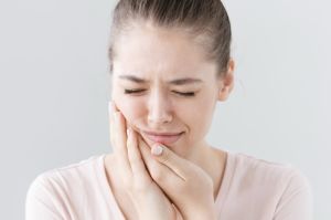 Obat Sakit Gigi yang Sederhana, dari Es hingga Bawang Putih