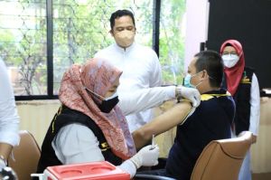 Tenaga Kesehatan Kota Tangerang Mulai Dapat Vaksin Dosis Ketiga