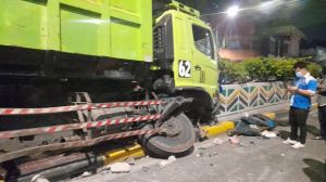 Dump Truk Ringsek usai Tabrak Tiang Penunjuk Jalan di Underpass Senen
