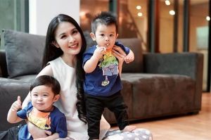 Tips Ibu Terhindar dari Stres ala Sandra Dewi