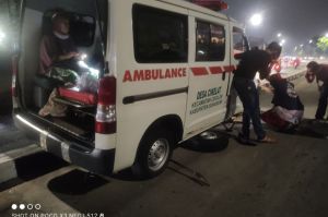 Minim Penerangan, Ambulans Pembawa Jenazah Tersangkut di Trotoar Pulogadung