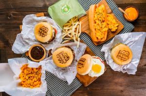 Ungkap 4 Kepribadian Orang Indonesia dari Cara Makan Burger