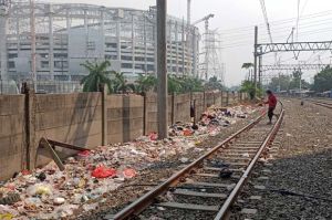 Terlihat Jorok dan Bau, Tumpukan Sampah Berserakan di Pinggiran Rel Kereta Kampung Bayam