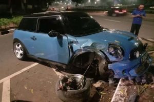 Kecelakaan di Dekat JCC Senayan, Sebuah Mini Cooper Dievakuasi