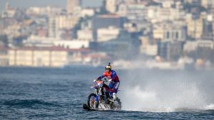 Stuntman James Bond Sukses Kendarai Motor di Atas Permukaan Selat Bosporus