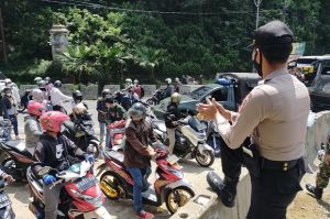 Polisi Bubarkan Kerumunan Wisatawan di Puncak Bogor
