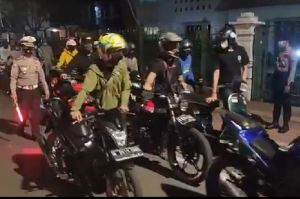 Terjaring Crowd Free Night, Puluhan Pesepeda Motor Dihukum Dorong Kendaraannya