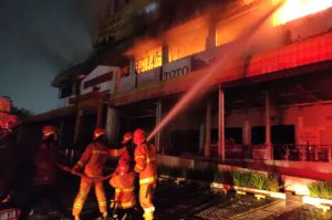 5 Jam Melelahkan Petugas Damkar Padamkan Kebakaran Supermarket Bahan Bangunan di Bekasi