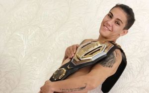 Pesona Jessica Andrade Tutupi Tubuh Polos dengan Sabuk Juara UFC