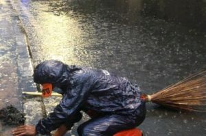 Antisipasi Genangan, Puluhan Petugas PPSU Dikerahkan Bersihkan Saluran Air