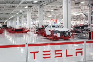 Buntut Permasalahan Autopilot Tesla Melebar ke Perusahaan Lain