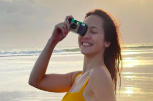 Cantiknya Pevita Pearce Pakai Swimsuit Kuning saat Menikmati Sunset di Bali