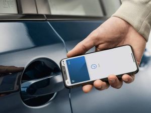 Setelah BMW, Genesis Izinkan Pengemudi Buka Pintu Mobil dengan iPhone