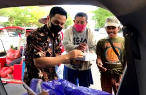 Jumat Berkah, Aston Makassar Berbagi Kotak Makan Siang