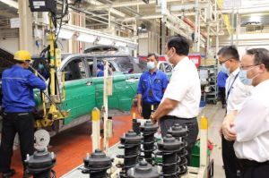 Sambangi Pabrik Wuling, Luhut Minta Mobil Listrik Dipasarkan Akhir Tahun 2022
