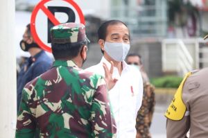 Jokowi Didampingi Maruf Amin Pimpin Upacara HUT ke-76 TNI di Istana