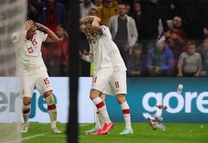 Hasil Albania vs Polandia: Kemenangan Lewandowski dkk Diwarnai Lemparan Botol