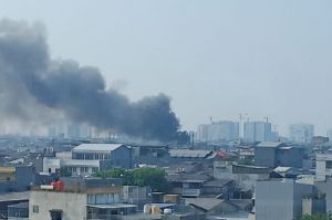 Kebakaran Hebat di Krendang Jakbar, Asap Hitam Membumbung Tinggi