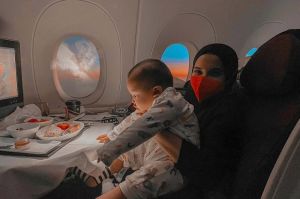Zaskia Sungkar Jadi Sorotan, Bawa Anak Naik Pesawat saat Pandemi