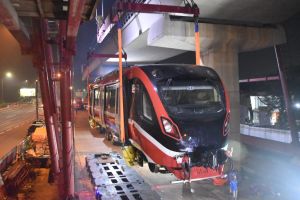 Trainset LRT Jabodebek Sudah Terpasang di Lintasan, Ini Penampakannya