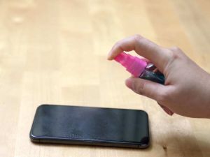Hindari LCD Ponsel Kesayangan Rusak Gara-gara Disemprot Hand Sanitizer