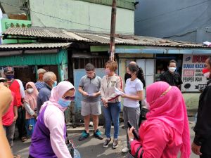 Natalia Rusli Bagikan Paket Sembako kepada Warga Korban Kebakaran di Krendang
